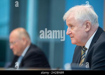 Berlin, Deutschland. Oktober 2021. Bundesinnenminister Horst Seehofer (CSU) spricht bei der Vorstellung des Berichts über den Stand der IT-Sicherheit in Deutschland. Quelle: Christophe Gateau/dpa/Alamy Live News Stockfoto