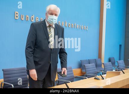 Berlin, Deutschland. Oktober 2021. Bundesinnenminister Horst Seehofer (CSU) kommt zur Vorstellung des Berichts über den Stand der IT-Sicherheit in Deutschland. Quelle: Christophe Gateau/dpa/Alamy Live News Stockfoto