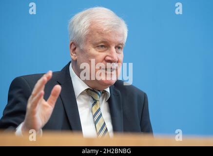 Berlin, Deutschland. Oktober 2021. Bundesinnenminister Horst Seehofer (CSU) spricht bei der Vorstellung des Berichts über den Stand der IT-Sicherheit in Deutschland. Quelle: Christophe Gateau/dpa/Alamy Live News Stockfoto