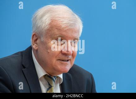 Berlin, Deutschland. Oktober 2021. Bundesinnenminister Horst Seehofer (CSU) spricht bei der Vorstellung des Berichts über den Stand der IT-Sicherheit in Deutschland. Quelle: Christophe Gateau/dpa/Alamy Live News Stockfoto