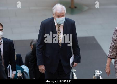 Berlin, Deutschland. Oktober 2021. Bundesinnenminister Horst Seehofer (CSU) kommt zur Vorstellung des Berichts über den Stand der IT-Sicherheit in Deutschland. Quelle: Christophe Gateau/dpa/Alamy Live News Stockfoto