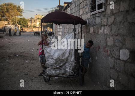 Internationaler Tag zur Beseitigung der Armut in Gaza. Palästinensische Kinder spielen vor ihren Häusern in einer armen Nachbarschaft am Stadtrand von Khan Yunis im südlichen Gazastreifen. Die Kinder von Gaza leben unter dem Gewicht der Armut und der seit Jahren gegen den Gazastreifen verhängten israelischen Blockade. Palästina. Stockfoto