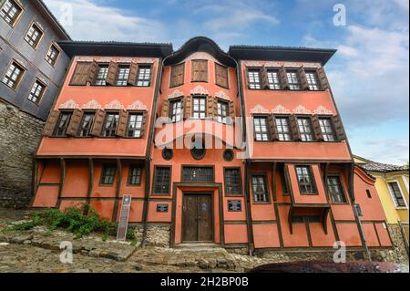 Plovdiv, Bulgarien. Geschichtsmuseum in der Altstadt von Plovdiv. Altes traditionelles bulgarisches Haus Stockfoto