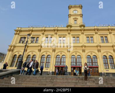 Moskau, Russland - 3. Oktober 2016. Leningradsky Bahnhof in Moskau, Russland. Der Bahnhof wurde zwischen 1844 und 1851 gebaut, ist der älteste von MOSC Stockfoto