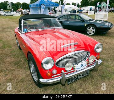 Drei Viertel Vorderansicht eines roten, 1967, Austin Healy Roadster MkIII, ausgestellt auf der London Classic Car Show 2021 Stockfoto