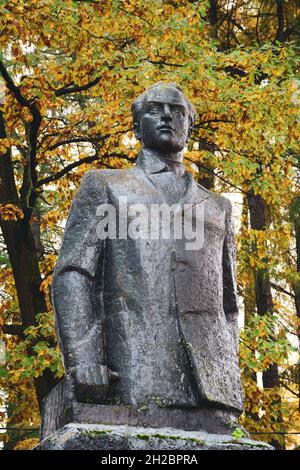 Susdal, Russland - 3. Oktober 2016. Denkmal im Herbstpark in Susdal Town, Russland. Susdal ist die Hauptstädte des alten russischen Fürstentums im 12 Stockfoto