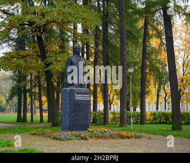 Susdal, Russland - 3. Oktober 2016. Denkmal im Herbstpark in Susdal Town, Russland. Susdal ist die Hauptstädte des alten russischen Fürstentums im 12 Stockfoto