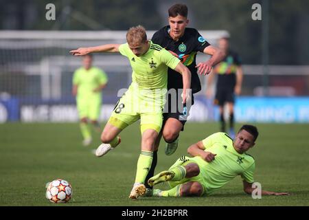 Mailand, Italien, 19. Oktober 2021. Cesare Casadei von Internazionale stößt beim Spiel der UEFA Youth League im Youth Development Center in Mailand auf Nichita Covali und Daniel Ichim von Sheriff Tiraspol. Bildnachweis sollte lauten: Jonathan Moscrop / Sportimage Stockfoto