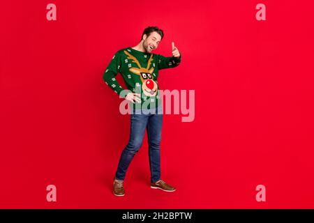 In voller Länge Foto von jungen Mann glücklich positive Lächeln zeigen Finger Sie Wahl Entscheidung isoliert über rote Farbe Hintergrund Stockfoto