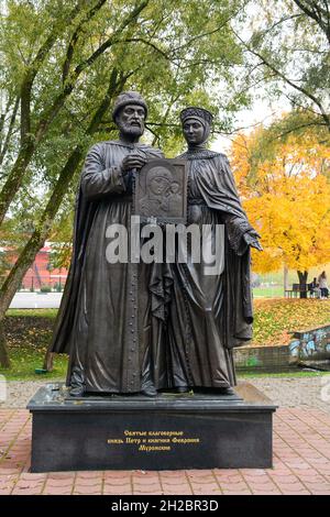 Susdal, Russland - 3. Oktober 2016. Denkmal im Herbstpark in Susdal Town, Russland. Susdal ist die Hauptstädte des alten russischen Fürstentums im 12 Stockfoto