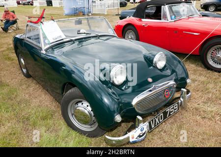 Drei Viertel Vorderansicht eines Green, 1958, Austin Healey Sprite Mk1, ausgestellt auf der London Classic Car Show 2021 Stockfoto