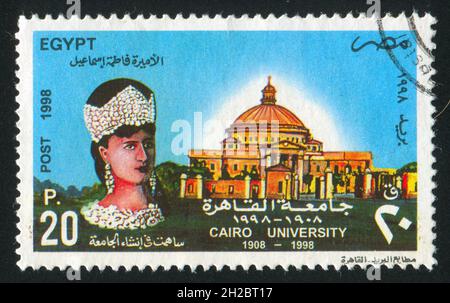 ÄGYPTEN - UM 1998: Briefmarke gedruckt von Ägypten, zeigt Universität Kairo, Frauenportrait, um 1998 Stockfoto