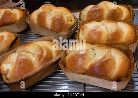 Frisch gebackenes Brioche-Brot von Laurine Devanne aus der Boulangerie de l’Océan, Ciboure, Frankreich Stockfoto