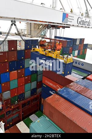 Aktenfoto vom 20. November, 2016 von Containern werden in einem Schiff in Le Havre, Frankreich, verladen. Die Bemühungen der Weltwirtschaft, sich von der Pandemie zu erholen, haben einen Nachfrageboom verursacht, den die globalen Produzenten und Transportsysteme nicht erfüllen können. Die Covid-19-Pandemie richtet weiterhin verheerende Schäden an den globalen Lieferketten an, da viele Länder unter einem Mangel an Rohstoffen, Energie und Endprodukten leiden und die Wiederauffüllungspläne der Regierungen nach der Pandemie weiter stören. Von China bis in die USA gibt es in vielen Sektoren Engpässe von Kohle bis Toilettenpapier. Foto: Tesson/ANDBZ/ABACAPRESS.CO Stockfoto