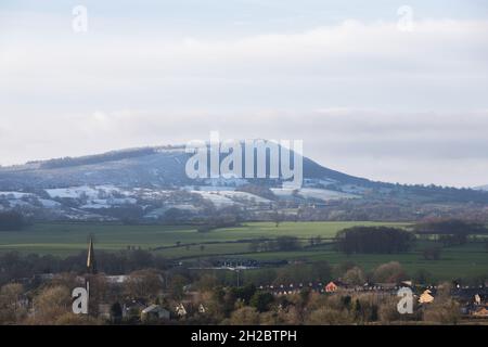 Schneebedeckter Berg mit frischem Winterschnee. Blick auf den Hügel Pendle im ribble Valley, lancashire Stockfoto