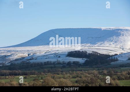 Schneebedeckter Berg mit frischem Winterschnee. Blick auf den Hügel Pendle im ribble Valley, lancashire Stockfoto