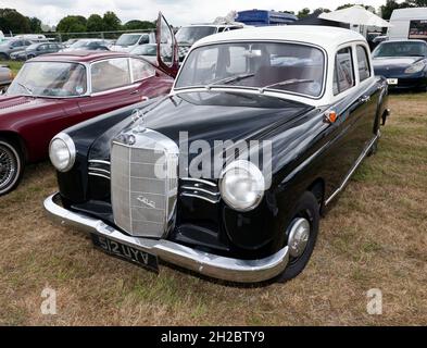 Drei Viertel Vorderansicht eines Mercedes 180, schwarz, 1955, auf der London Classic Car Show 2021 Stockfoto