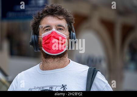 WATERLOO LONDON, GROSSBRITANNIEN. 21 Oktober 2021. Ein Passagier trägt eine Maske am Bahnhof Waterloo in der frühen Morgenverkehrszeit. Die Regierung und die medizinischen Chefs des Gesundheitswesens haben Menschen ermutigt, Gesichtsbezüge zu tragen, um eine kovide Winterkrise zu vermeiden und eine Belastung des Nationalen Gesundheitsdienstes zu vermeiden, obwohl aufgrund der steigenden Coronavirus-Infektionsraten 44,000 Fälle pro Tag treffen und Angst vor der neuen Delta-Variante hat. Kredit: amer ghazzal/Alamy Live Nachrichten Stockfoto