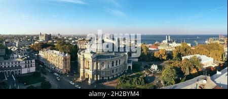 Herbstpanorama das Nationales Oper- und Balletttheater in Odessa Ukraine mit Stadt- und Hafenhintergrund. Stockfoto