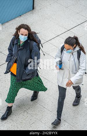 WATERLOO LONDON, GROSSBRITANNIEN. 21 Oktober 2021. Passagiere am Bahnhof Waterloo in der frühen Morgenverkehrszeit. Die Regierung und die medizinischen Chefs des Gesundheitswesens haben Menschen ermutigt, Gesichtsbezüge zu tragen, um eine kovide Winterkrise zu vermeiden und eine Belastung des Nationalen Gesundheitsdienstes zu vermeiden, obwohl aufgrund der steigenden Coronavirus-Infektionsraten 44,000 Fälle pro Tag treffen und Angst vor der neuen Delta-Variante hat. Kredit: amer ghazzal/Alamy Live Nachrichten Stockfoto