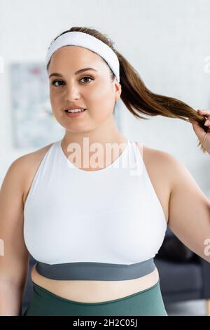 Junge und große Sportlerin, die zu Hause auf die Kamera schaut Stockfoto