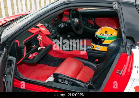 Innenansicht einer roten Honda NSX aus dem Jahr 1992, die Ayrton Senna gewidmet ist, auf der London Classic Car Show 2021 Stockfoto