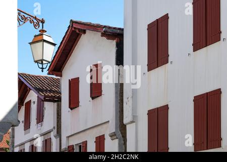 Traditionelle baskische Häuser in der Rue Pocalette in der Altstadt von Ciboure, Côte Basque, Frankreich, Stockfoto