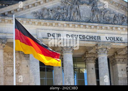 Inschrift am Reichstagsgebäude Berlin 'dem Deutschen Volk', deutsche Flagge, Deutschland, Berlin Stockfoto