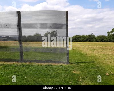 Erweiterter Metallzaun an der ehemaligen deutsch-deutschen Grenze, Deutschland, Bayern, Rhön Stockfoto