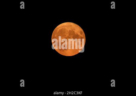 Blutmond am Nachthimmel, Niederlande, Frisia, Makkum Stockfoto