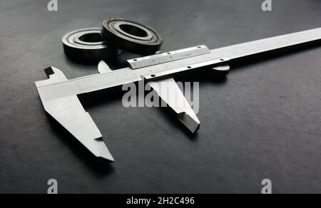 Messung von Zahnrad Durchmesser von Bremssattel. Auf weissem Hintergrund.  Silbrig-Messgerät. Runde gelbe wählen. Metal Gear, Kugellager. Qualität  Stockfotografie - Alamy