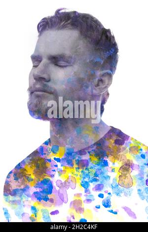 Ein schwarz-weißes Porträt eines jungen Mannes kombiniert mit verschiedenen farbigen Aquarellstrichen. Paintographie. Stockfoto