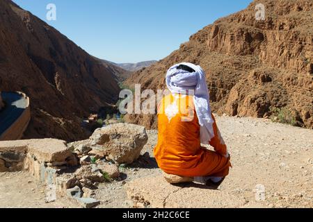 Ein Mann in traditioneller Kleidung in der Dades-Schlucht in Marokko Stockfoto