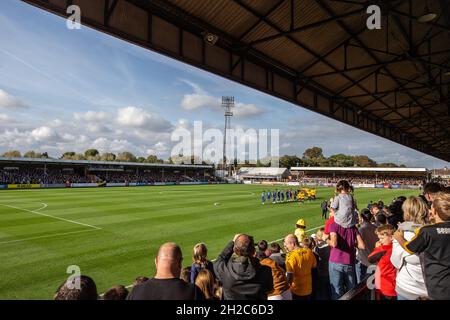 Ansicht des Fußballspiels von der D & A Haupttribüne, Abbey Stadium, Heimstadion des Cambridge United Football Club Stockfoto