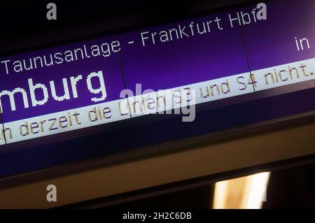 21. Oktober 2021, Hessen, Frankfurt/Main: Eine Schausafel am Bahnhof Konstablerwache zeigt, dass die S-Bahnlinien S3 und S4 wegen der stürmischen Witterung morgens nicht in Betrieb sind. Foto: Frank Rumpenhorst/dpa Stockfoto