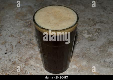 Ein deutsches Bockbier auf dem Tisch Stockfoto