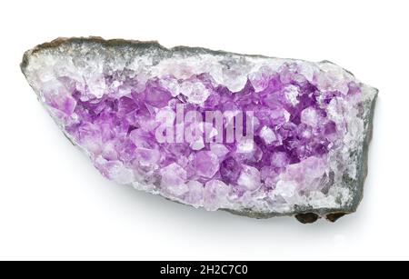 Amethyst-Kristall. Stück lila Mineral isoliert auf weißem Hintergrund. Draufsicht Stockfoto