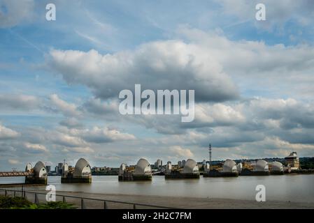 Weite Wolkenlandschaft über der Thames Flood Barrier in Silvertown mit Blick auf Woolwich, London, Großbritannien bei Ebbe. Stockfoto