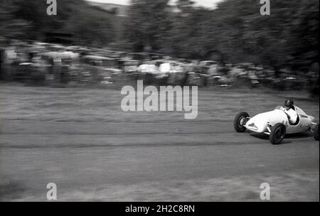 60er Jahre, Motorsport, ein einsitziger, hinten motoriger, offener Cooper-JAP-Rennwagen auf der Rennstrecke, England, Großbritannien, möglicherweise bei Goodwood. International Formaal 3 entwickelte sich aus dem „Armer's Motor Racing Car“, da John Cooper die Fronten von abgewrackten Fiat Topolino-Autos und einen luftgekühlten Speedway-Motor von JAP für den Cooper-JAP-Einsitzer mit 500 ccm Hubraum verwendet hatte. Als legendärer Name im britischen Motorsport gewann die Marke 1959 mit Jack Brabham die F1-Fahrer-Weltmeisterschaft und mit dem Werksteam und den privat eingestiegen Autos von Stirling Moss den Konstrukteurstitel. Stockfoto