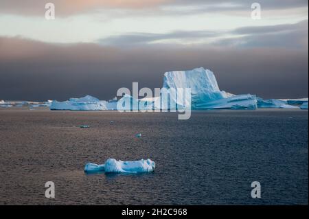 Eisberge unter stürmischem Himmel, Lemaire-Kanal, Antarktis. Antarktis. Stockfoto