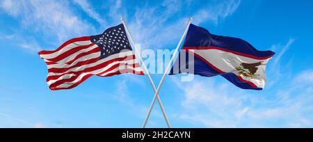 Zwei Flaggen der USA und des US-Bundesstaates Samoa winken im Wind auf Fahnenmasten gegen den Himmel mit Wolken am sonnigen Tag. 3d-Illustration Stockfoto