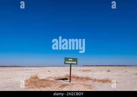 Ein No Camping Schild in den riesigen Salzpfannen von Kudiakam Pan. Kudiakam Pan, Nxai Pan National Park, Botswana. Stockfoto