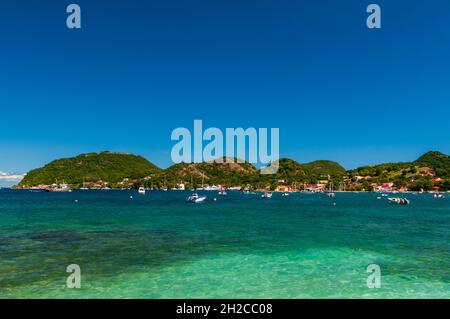 Yachten vor der Küste von Le Bourg in der Karibik vor Anker. Terre de Haut, Iles des Saintes, Guadeloupe, Westindien. Stockfoto