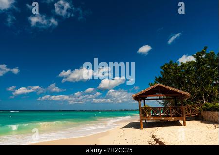 Blick auf den Seven Mile Beach. Seven Mile Beach, Grand Cayman Island, Cayman Islands. Stockfoto