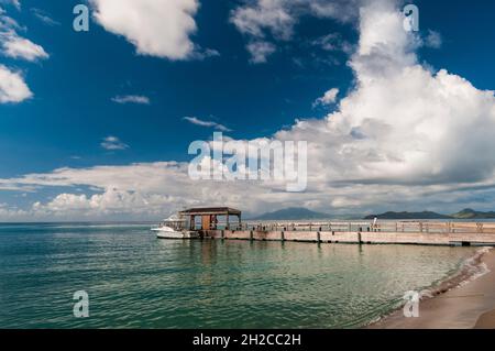 Eine Yacht liegt am Pier am Pinney's Beach. Nevis, St. Kitts und Nevis, Westindien. Stockfoto