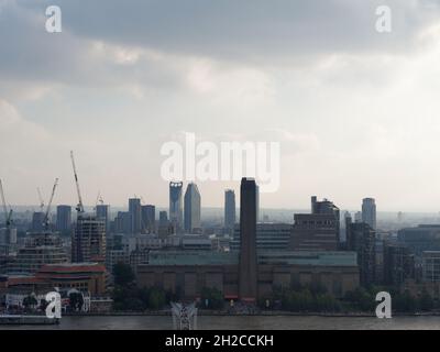 London, Greater London, England, Oktober 09 2021: Tate Modern Art Gallery und Shakespeares Globe Theatre am Südufer der Themse mit sk Stockfoto