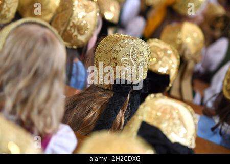 Eine Goldhaube - eine traditionelle festliche Kopfbedeckung für Frauen und Mädchen in Oberösterreich - Eine goldene Mütze - eine traditionelle festliche Kopfbedeckung Stockfoto