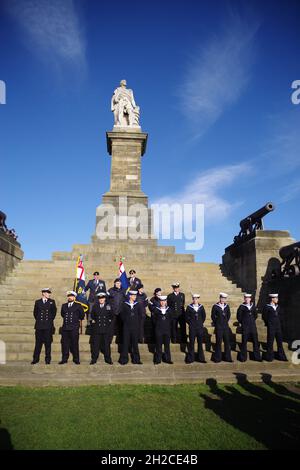 Tynemouth, Großbritannien. Oktober 2021. Matrosen von HMS Collingwood und Standardträger versammeln sich auf den Stufen des Collingwood's Monument während des jährlichen Anstossens auf den Vizeadmiral Lord Collingwood am Trafalgar Day. Quelle: Colin Edwards/Alamy Live News Stockfoto