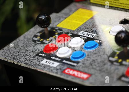 Retro-Tasten und Joystick an einem Capcom-Spielautomaten in London, Großbritannien. Stockfoto