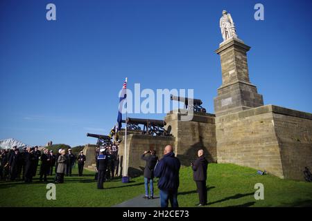 Tynemouth, Großbritannien. Oktober 2021. Matrosen von HMS Collingwood heben das Blaue Zeichen während des jährlichen Anstossens auf Vizeadmiral Lord Collingwood am Trafalgar Day. Die Veranstaltung findet neben dem Collingwood's Monument in Tynemouth statt. Quelle: Colin Edwards/Alamy Live News Stockfoto